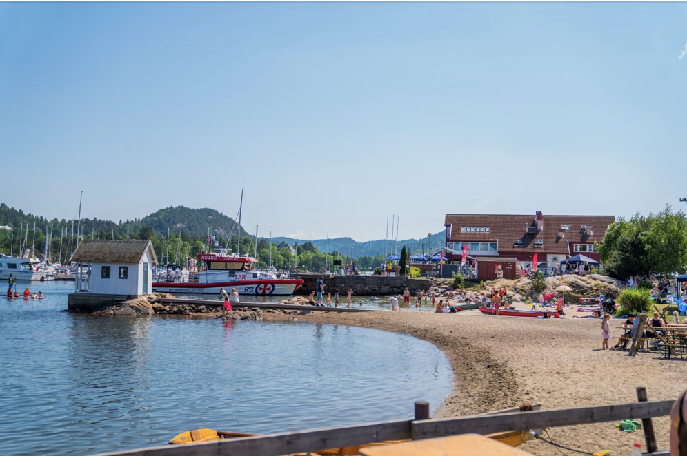 Brygga Restaurant ved Sætre marina i kveldssol